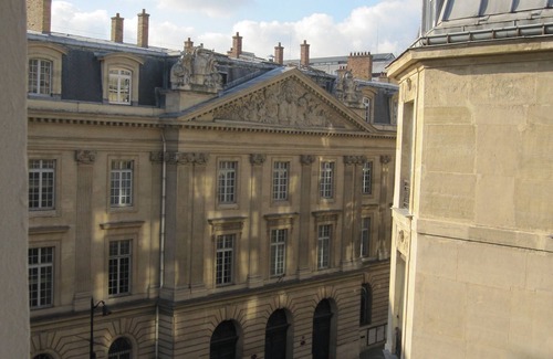 Saint-Gervais Apartment | MARAIS STUDIO MINUTES WALK TO NOTRE DAME. FREE WIFI. ELEVATOR