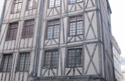 Saint-Gervais Apartment | MARAIS STUDIO MINUTES WALK TO NOTRE DAME. FREE WIFI. ELEVATOR