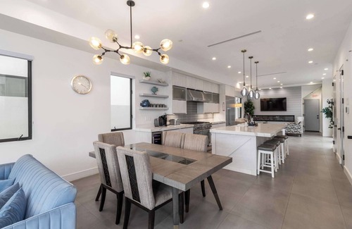 Yorktown House | @ Marbella Lane - Luxi 4BR Haven w/Skyscape Views