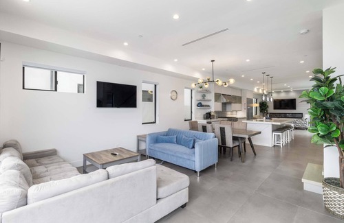 Yorktown House | @ Marbella Lane - Luxi 4BR Haven w/Skyscape Views