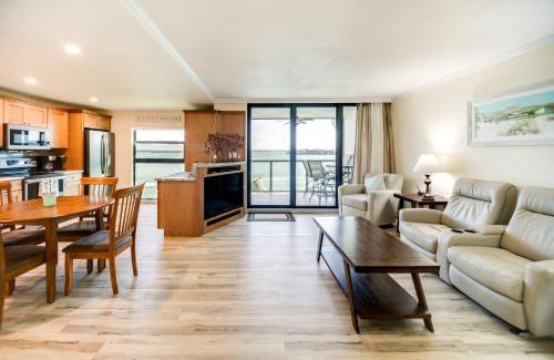 Marco Island Apartment | Marco Island Waterfront Condo with Community Pool!