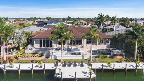 Marco Island House | Marco Polo by AvantStay Waterfront 5BDR Pool Spa Fire Pit Walk to Beach
