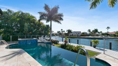 Marco Island House | Marco Polo by AvantStay Waterfront 5BDR Pool Spa Fire Pit Walk to Beach
