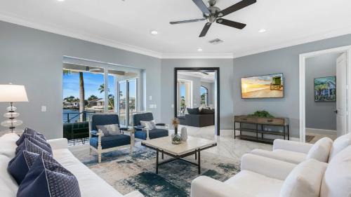Marco Island House | Marco Polo by AvantStay Waterfront 5BDR Pool Spa Fire Pit Walk to Beach