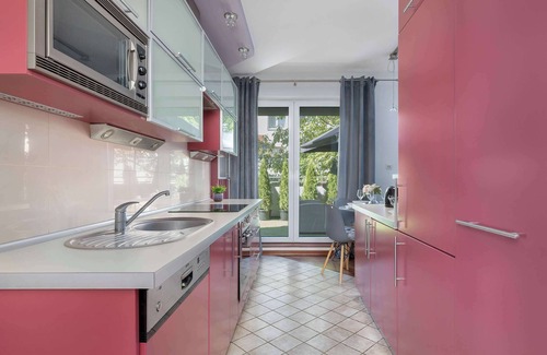 Pradnik Bialy Apartment | Marczyńskiego 3 Kraków | Grey and Pink Apartment with Parking, Desk, Terrace and