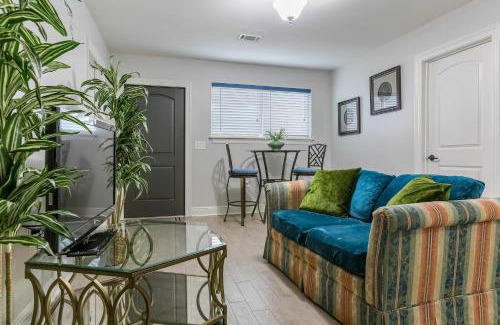 Mid-City Apartment | Mardi Gras Patio 2BR 8mins to Canal St
