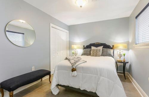 Mid-City Apartment | Mardi Gras Patio 2BR 8mins to Canal St