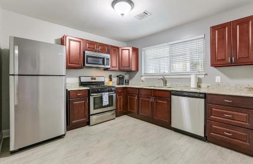 Mid-City Apartment | Mardi Gras Patio 2BR 8mins to Canal St
