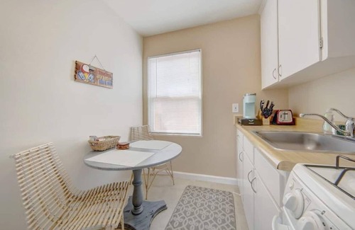 Central Mission Beach Apartment | * Margaritaville - Steps to Sand + A/C & Bikes!