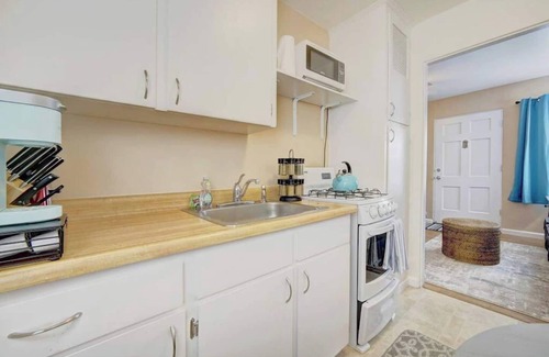 Central Mission Beach Apartment | * Margaritaville - Steps to Sand + A/C & Bikes!