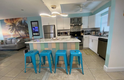 Caloosahatchee Condo | Margaritaville Themed Condo, King Bed Suite, Waterfront + Pool, Near Downtown