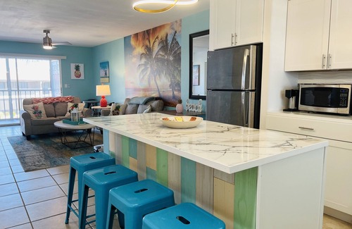 Caloosahatchee Condo | Margaritaville Themed Condo, King Bed Suite, Waterfront + Pool, Near Downtown