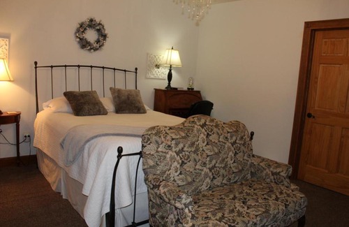 Campbell Park Bed & Breakfast | Maria's Creekside B&B