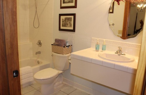 Campbell Park Bed & Breakfast | Maria's Creekside B&B