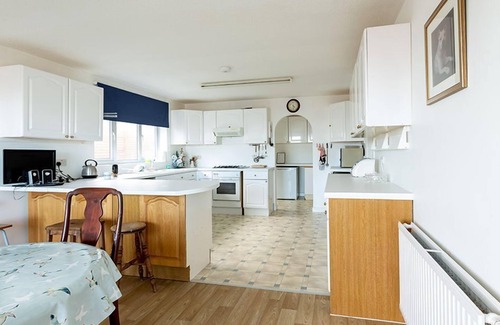 Pagham House | Marie's Cottage, Pagham - a bungalow that sleeps 4 guests in 2 bedrooms