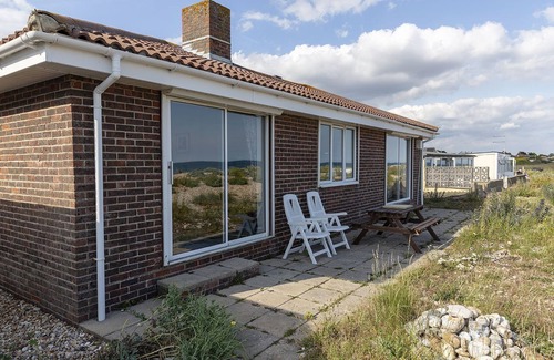 Pagham House | Marie's Cottage, Pagham - a bungalow that sleeps 4 guests in 2 bedrooms