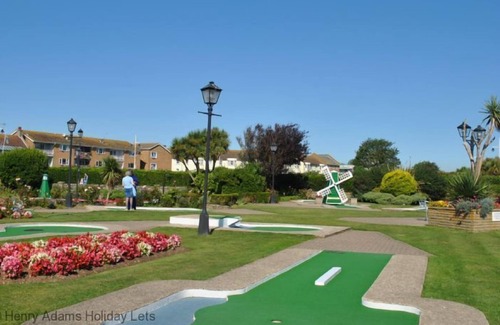 Pagham House | Marie's Cottage, Pagham - a bungalow that sleeps 4 guests in 2 bedrooms