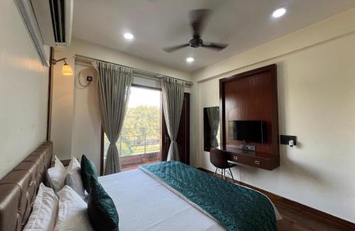 Noida House | Marigold 5 Min Away Botanical Garden Metro