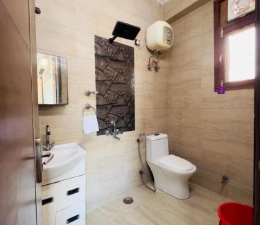 Noida House | Marigold 5 Min Away Botanical Garden Metro
