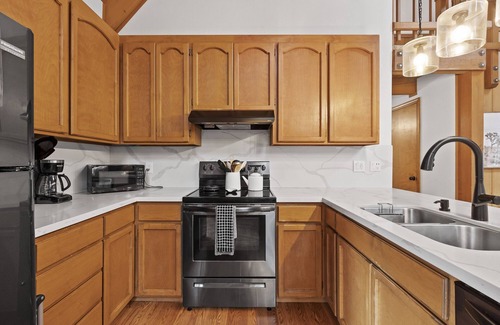 Arnold House | Marilyn Manor-Blue Lk Springs, Hot Tub, Game Rm