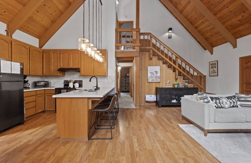Arnold House | Marilyn Manor-Blue Lk Springs, Hot Tub, Game Rm