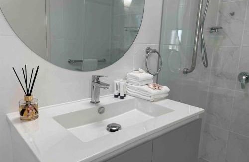 Airlie Beach Apartment | Marina and Ocean Views, level walk to Marina and Main Street