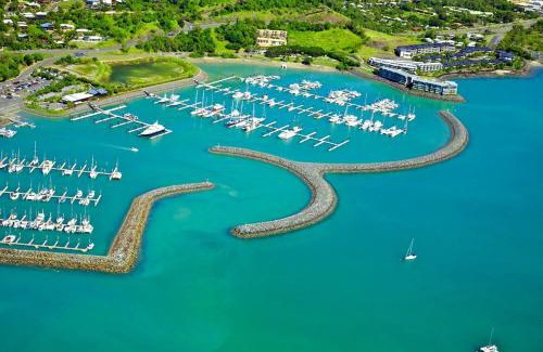Airlie Beach Apartment | Marina and Ocean Views, level walk to Marina and Main Street
