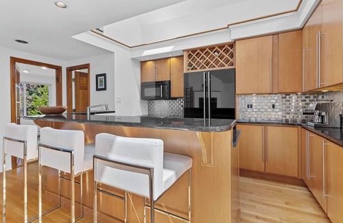 Guilford House | Marina Chic: Bright Seaside Gem. 3 Bed/3 Full Bath. Walk to restaurants/beach