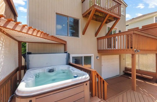 Guilford House | Marina Chic: Bright Seaside Gem. 3 Bed/3 Full Bath. Walk to restaurants/beach