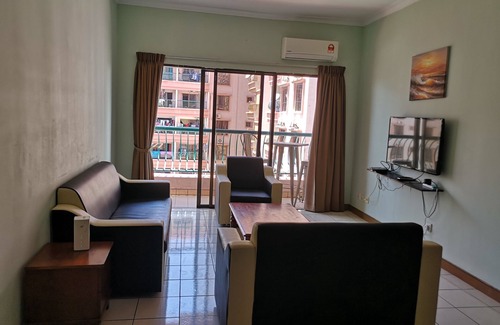Downtown Kota Kinabalu Apartment | Marina Court 3bedroom Apartment Sleep 6pax Pool View with kitchen and balcony