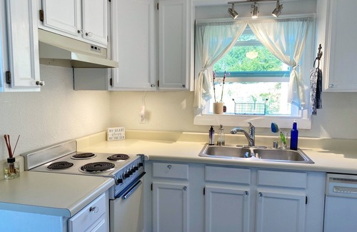West Hills House | Marina View Cottage on the Ocean