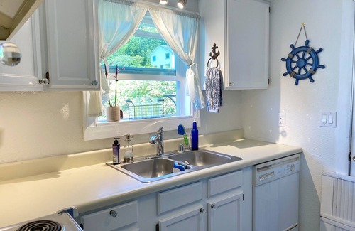 West Hills House | Marina View Cottage on the Ocean