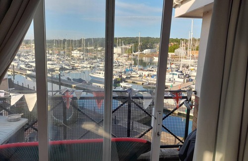 East Cowes Apartment | Marina View, South Facing Balcony Sunny Apartment