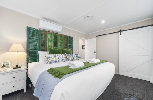 Taupo House | Marina Views, Outdoor Bath, Bikes, Paddle-boards, Close to Town