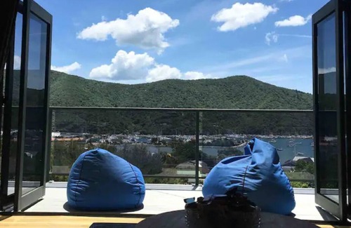 Waikawa Bay House | Marina views retreat w/artist guest studio