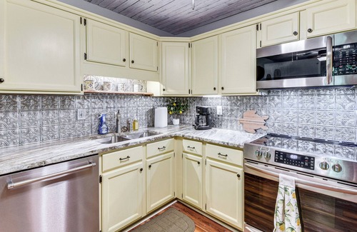 Salem Condo | Marina Villa Condo at Lake Keowee w/Fireplace