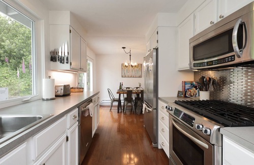 Lagoon Point House | Marine View Bluff by AvantStay | Waterfront Views