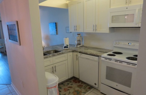 Biltmore Beach Condo | Mariner East-Huge Top Floor Balcony - Flat Screen TV! 6th floor, sleeps 6