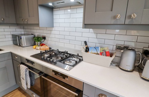 Whitby House | MARINER'S WATCH, pet friendly, character holiday cottage in Whitby