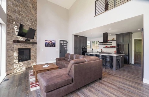 Fish Camp House | Mariposa Grove Creekside Retreat
