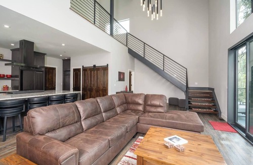 Fish Camp House | Mariposa Grove Creekside Retreat