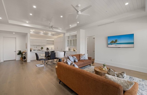 Old Naples Apartment | Mark on 8th | 3 bedrooms | 4 bathrooms | golf simulator
