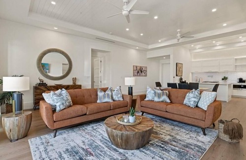 Old Naples Apartment | Mark on 8th | 3 bedrooms | 4 bathrooms | golf simulator