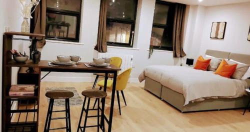 Northampton Apartment | Market Haven Kingsize Studios Town Centre with Netflix, Business & Leisure travellers, multiple units available