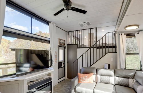 Mars Hill Cottage | Mars Hill Retreat: Charcoal Grill & Elevated Deck!