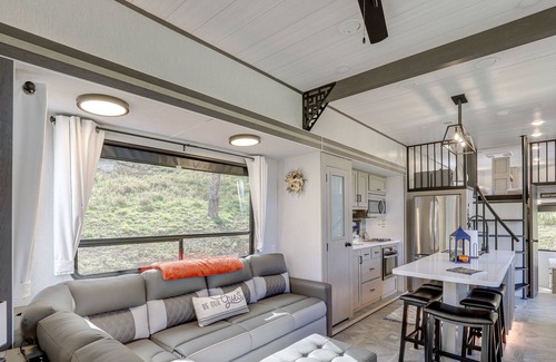 Mars Hill Cottage | Mars Hill Retreat: Charcoal Grill & Elevated Deck!