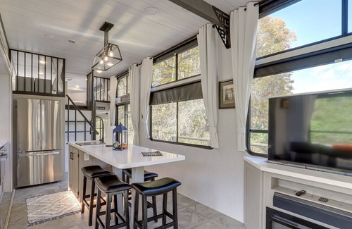 Mars Hill Cottage | Mars Hill Retreat: Charcoal Grill & Elevated Deck!
