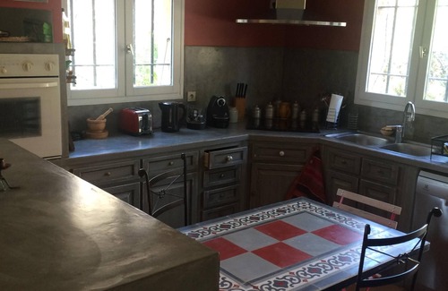 Saint-Jerome House | Marseille: villa with swimming pool and large garden with trees in a very quiet area