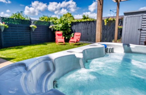 Priors Marston House | Marston Croft Cottage | Hot Tub | Sleeps 7 |Southam | Inspire Homes