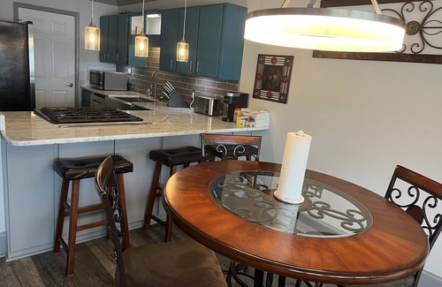 Ninety Six House | Martha’s Retreat-Amazing Lake Views with Hot Tub
